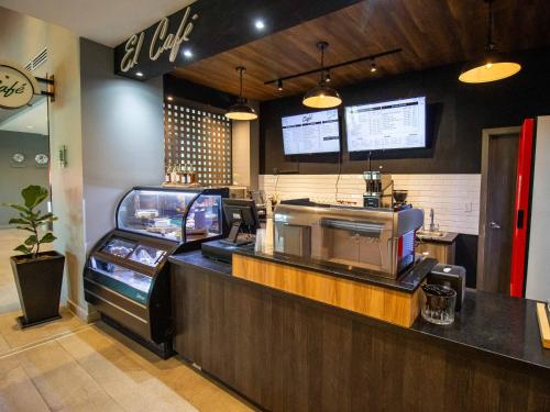 a fast food restaurant with a cash register and a counter at Hotel Araiza San Luis R.C. in San Luis Río Colorado