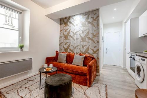 un salon avec un canapé et une table dans l'établissement B32#République#1BedRoom#Marais#Paris03#AC, à Paris