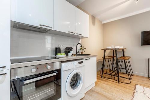 une cuisine avec une machine à laver et un lave-linge dans l'établissement B32#République#1BedRoom#Marais#Paris03#AC, à Paris