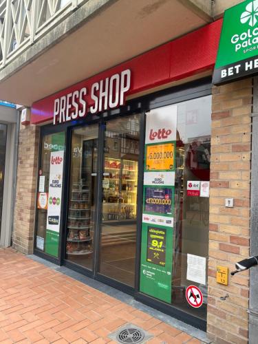 アパートメントの敷地内または近くにあるスーパーまたはその他のお店