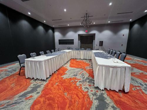 a large conference room with tables and chairs in it at Hotel Araiza San Luis R.C. in San Luis Río Colorado