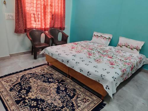 Кровать или кровати в номере Madhuban Homestay 1 Ujjain