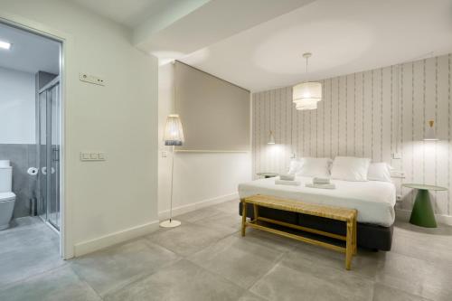 塞维利亚San Francisco Top-Luxury, by Homing U的一间带白色床的卧室和一间浴室