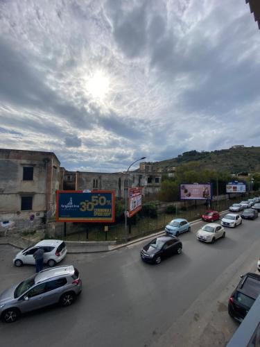 un grupo de coches estacionados en una calle de la ciudad en DADE Houses, en Bagheria