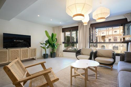塞维利亚San Francisco Top-Luxury, by Homing U的带沙发、椅子和电视的客厅