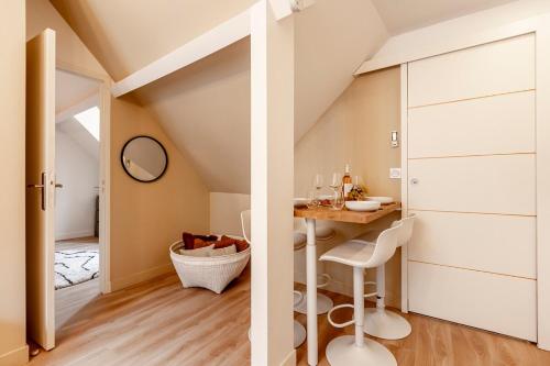 - une petite salle à manger mansardée avec une table dans l'établissement A41#Republique # Marais # 1BedRoom # Paris03 # AC, à Paris