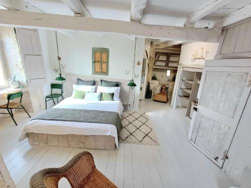 una camera da letto con un letto grande, un tavolo e delle sedie di Les Terrasses de Flaugnac a Flaugnac