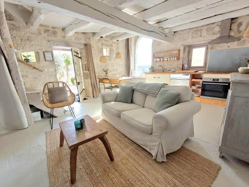 un salon avec un canapé et une table dans l'établissement Les Terrasses de Flaugnac, à Flaugnac