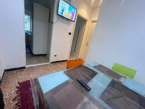 Televisyen dan/atau pusat hiburan di Entire 3 bed rooms apartment,Centrum