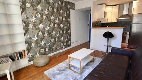un salon avec un canapé et une table dans l'établissement 11 Chic sunny flat at montorgeuil, à Paris
