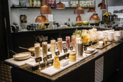Makanan di atau berdekatan hotel