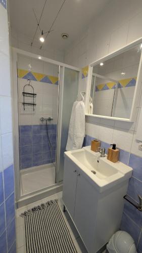une salle de bain avec un lavabo blanc et une douche dans l'établissement Chez Pascaline, à Nyons