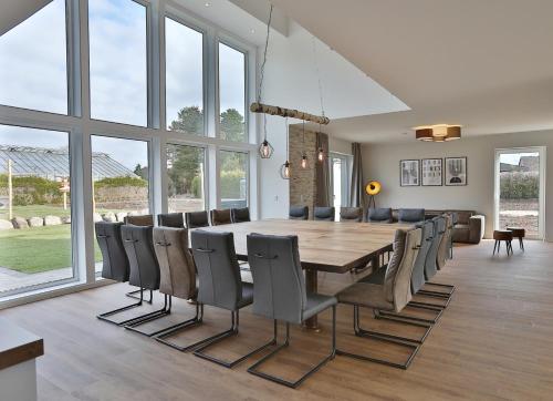 a dining room with a table and chairs at NEU Villa Heidetraum, 20 Gaeste, Sauna, Pool in Dorfmark