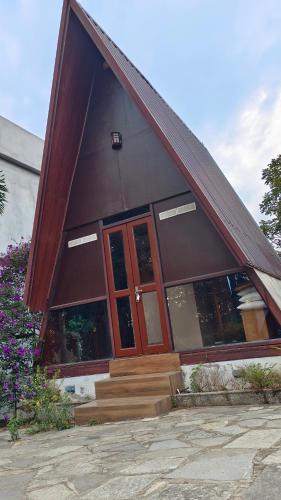 Algohuts في Anachal: منزل فيه باب احمر وبعض الزهور