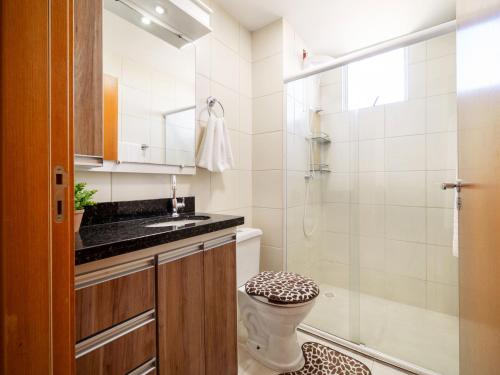 a bathroom with a toilet and a shower at Apto Vista Mar Conforto e Lazer no Centro PD7324 in Penha