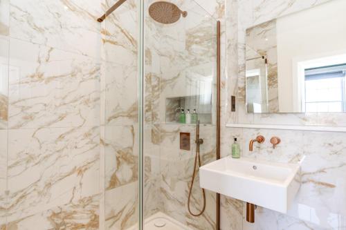 Dragon Suites Luxury Apartments at 9 Albyn Place photo 79