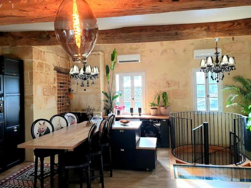 une cuisine avec une table et des chaises dans une pièce dans l'établissement Joli duplex au cœur de Saint Pierre, à Bordeaux