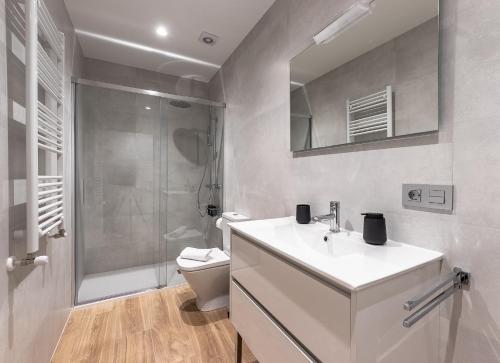 ビルバオにあるAzkuna Home Apartmentのトイレ、洗面台、シャワー付きのバスルーム