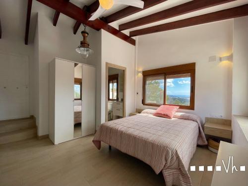a bedroom with a bed and a window at VH Costa Blanca - MATIMI in Benissa