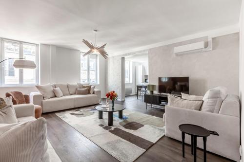 Elle comprend un salon doté d'un mobilier blanc et d'une cheminée. dans l'établissement A42#Republique # Marais # 3BedRooms # Paris03 # AC, à Paris