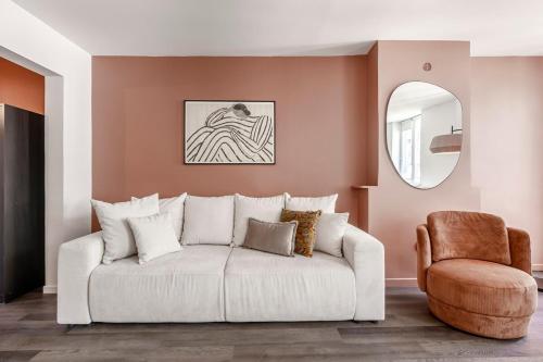 - un salon avec un canapé blanc et une chaise dans l'établissement A42#Republique # Marais # 3BedRooms # Paris03 # AC, à Paris