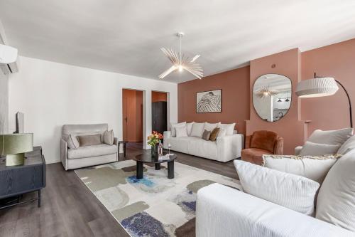 - un salon avec deux canapés blancs et une table dans l'établissement A42#Republique # Marais # 3BedRooms # Paris03 # AC, à Paris