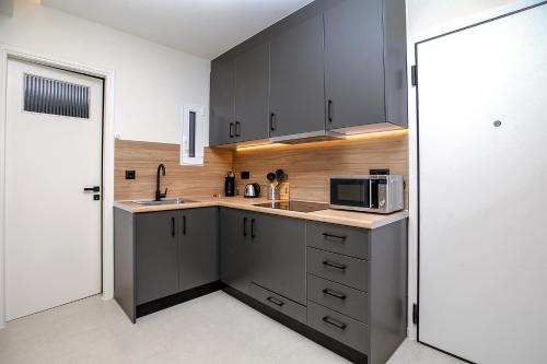 Defner Tzo's Modern Apartment