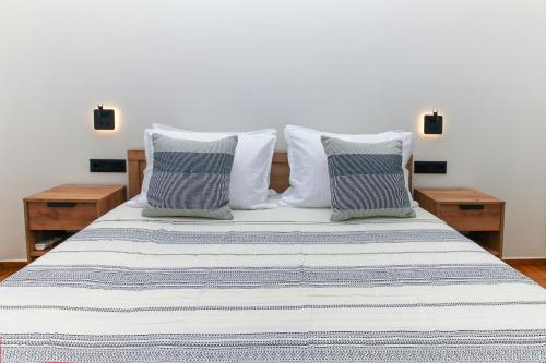 Defner Tzo's Modern Apartment