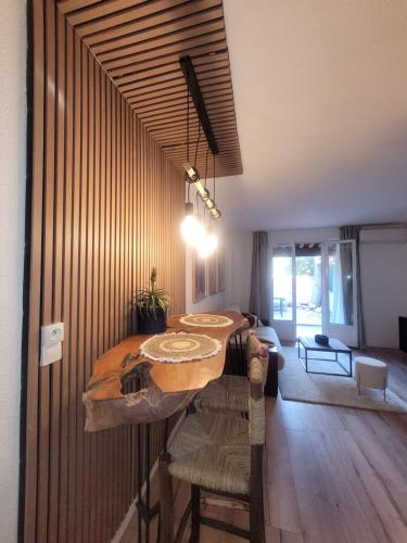 une chambre avec une table et un salon dans l'établissement Appart avec jardin proche mer, à La Ciotat