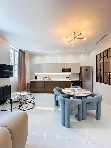 un grand salon avec une table et des chaises dans l'établissement Luxury Residence - Central Cannes, near Beach & Palais - LRACANNES, à Cannes