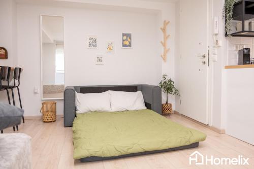 Ένα ή περισσότερα κρεβάτια σε δωμάτιο στο roomaki - new & stylish studio in the center with parking