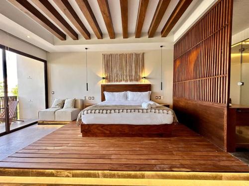 Katil atau katil-katil dalam bilik di Relaxing Lakeside Retreat Pool, Hot Tub y Patio