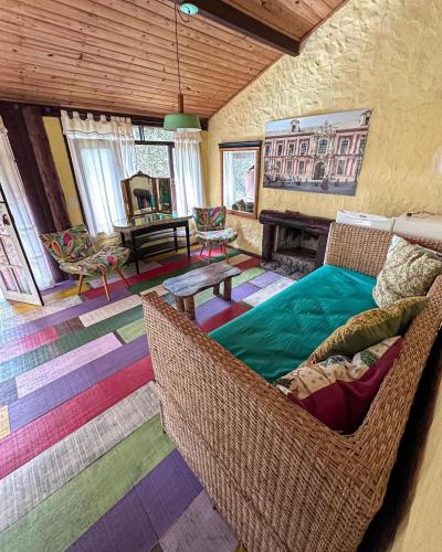 a living room with a couch and a hammock at Pousada Paraíso Açú in Itaipava