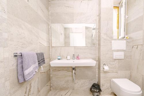 ソフィアにある5 Seconds Away from the Main Street, FREE Secured Parkingの洗面台とトイレを備えた白いバスルーム