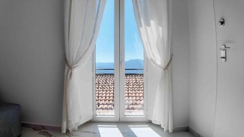a room with a window with a view of the ocean at Clarus Mons in Chiaromonte