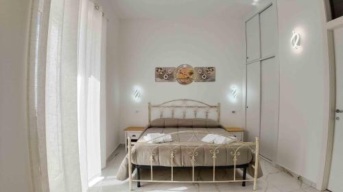 a bedroom with a bed in a white room at Clarus Mons in Chiaromonte