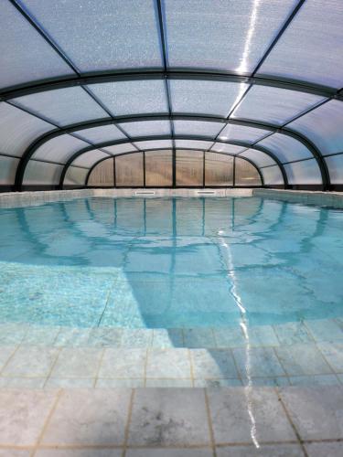 a large swimming pool with an overhead ceiling at Quinta da Xistosa in Foz do Sousa