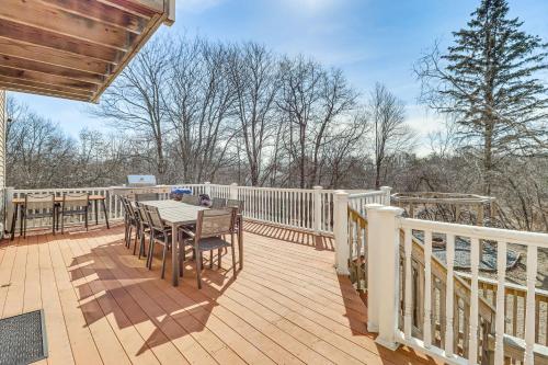 Balkón nebo terasa v ubytování Fire Pit and Game Room Spacious Poconos Retreat!