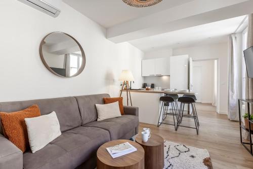 un salon avec un canapé et une cuisine dans l'établissement B31#République#Marais#1BedRoom#Paris03#Air conditioning, à Paris