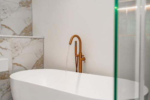 Dragon Suites Luxury Apartments at 9 Albyn Place photo 103