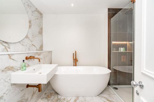 Dragon Suites Luxury Apartments at 9 Albyn Place photo 102