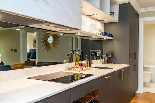 Køkken eller tekøkken på Dragon Suites Luxury Apartments at 9 Albyn Place