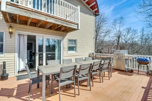 Balkón nebo terasa v ubytování Fire Pit and Game Room Spacious Poconos Retreat!