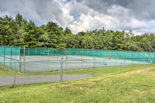 Tenis a/nebo squash v ubytování Fire Pit and Game Room Spacious Poconos Retreat! nebo okolí