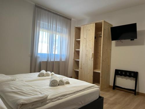 a bedroom with a bed with towels on it at Cimus Home in SantʼAntonio Tortal