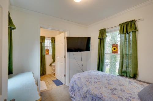 Postel nebo postele na pokoji v ubytování 2 Mi to South Boston Speedway Cozy Tiny Home!