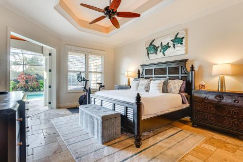 Un dormitorio con una cama y un ventilador de techo. en 3 Mi to Bonita Beach Outdoor Oasis with Pool and Spa!, en Bonita Springs