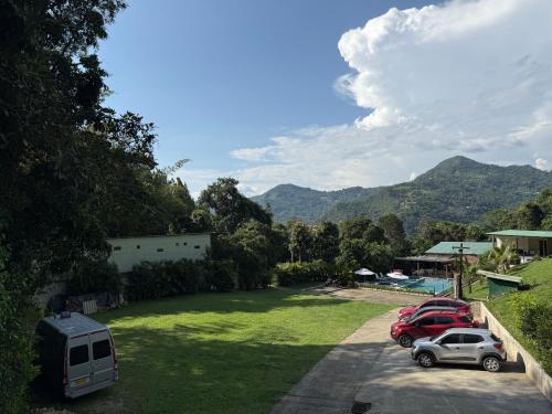 a group of cars parked in a parking lot at Pachaea Hotel campestre in La Vega
