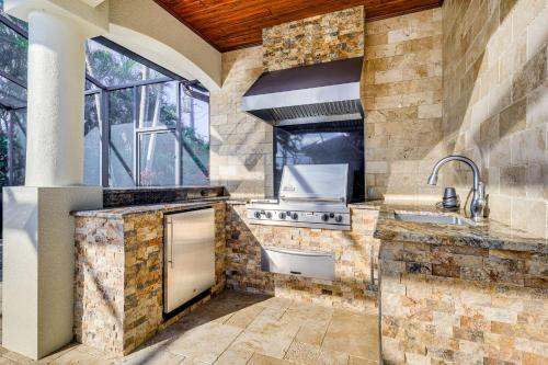 una cocina con fregadero y estufa en 3 Mi to Bonita Beach Outdoor Oasis with Pool and Spa!, en Bonita Springs