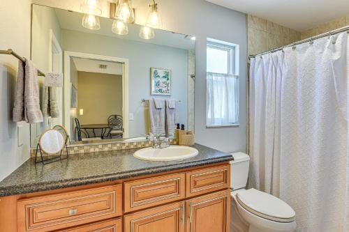 Ένα μπάνιο στο 9 Mi to Coquina Beach Home with Pool and BBQ